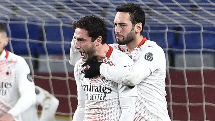 Davide Calabria (difensore AC Milan) esulta con Hakan Calhanoglu per il suo gol in Genoa-Milan 2-2 (Serie A 2020-2021) | AC Milan News (Getty Images)