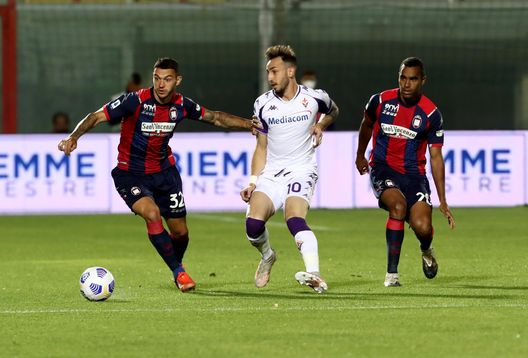 CROTONE, ITALY - MAY 22: Pedro Pereira (L) of Crotone competes for the ball with Gaetano Castrovilli of Fiorentina during the Serie A match between FC Crotone at Stadio Comunale Ezio Scida on May 22, 2021 in Crotone, Italy. Sporting stadiums around Italy remain under strict restrictions due to the Coronavirus Pandemic as Government social distancing laws prohibit fans inside venues resulting in games being played behind closed doors (Photo by Maurizio Lagana/Getty Images) CROTONE, ITALY - MAY 22: Pedro Pereira (L) of Crotone competes for the ball with Gaetano Castrovilli of Fiorentina during the Serie A match between FC Crotone at Stadio Comunale Ezio Scida on May 22, 2021 in Crotone, Italy. Sporting stadiums around Italy remain under strict restrictions due to the Coronavirus Pandemic as Government social distancing laws prohibit fans inside venues resulting in games being played behind closed doors (Photo by Maurizio Lagana/Getty Images)