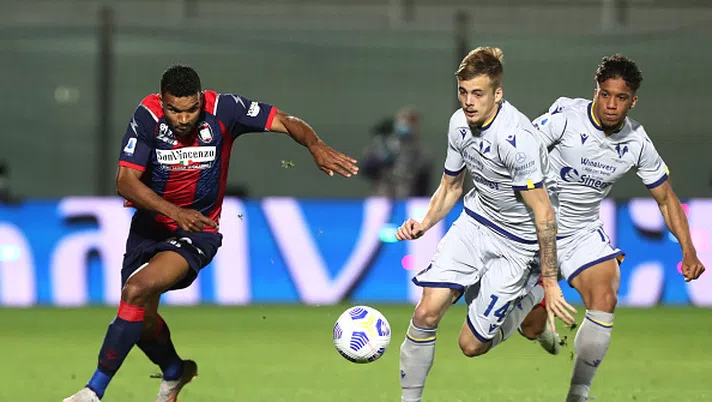 CROTONE, ITALY - MAY 13: Walter Junior Messias of Crotone competes for the ball with Ivan Ilic of Verona during the Serie A match between FC Crotone  and Hellas Verona FC at Stadio Comunale Ezio Scida on May 13, 2021 in Crotone, Italy. (Photo by Maurizio Lagana/Getty Images)