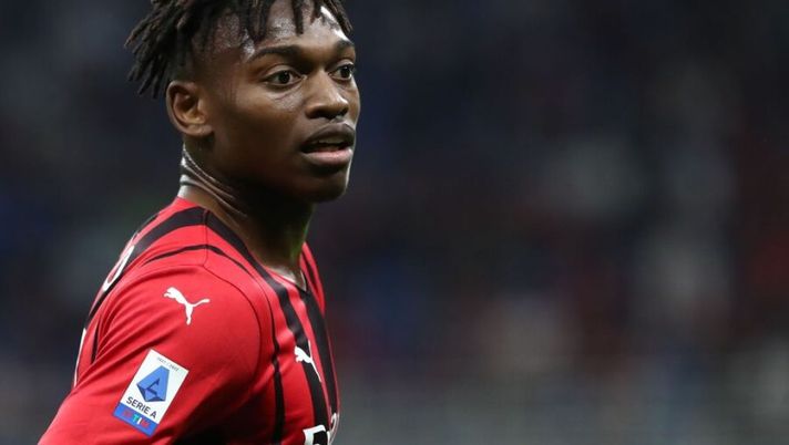 MILAN, ITALY - SEPTEMBER 22: Rafael Leao of AC Milan looks on during the Serie A match between AC Milan and Venezia FC at Stadio Giuseppe Meazza on September 22, 2021 in Milan, Italy. (Photo by Marco Luzzani/Getty Images) Leao: “Brutto pareggio, dobbiamo lavorare sui tiri. Siamo primi, pressione positiva” - immagine 1