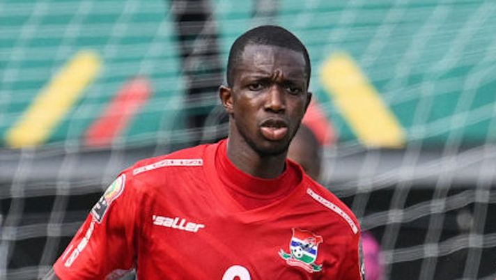 Mali's midfielder Yves Bissouma (R) controls the ball next to Gambia's forward Assan Ceesay during the Group F Africa Cup of Nations (CAN) 2021 football match between Gambia and Mali at Limbe Omnisport Stadium in Limbe on January 16, 2022. (Photo by Issouf SANOGO / AFP) (Photo by ISSOUF SANOGO/AFP via Getty Images) Strefezza: “Cesaay è molto forte! Io spero di arrivare a 10 gol in Serie A” - immagine 1