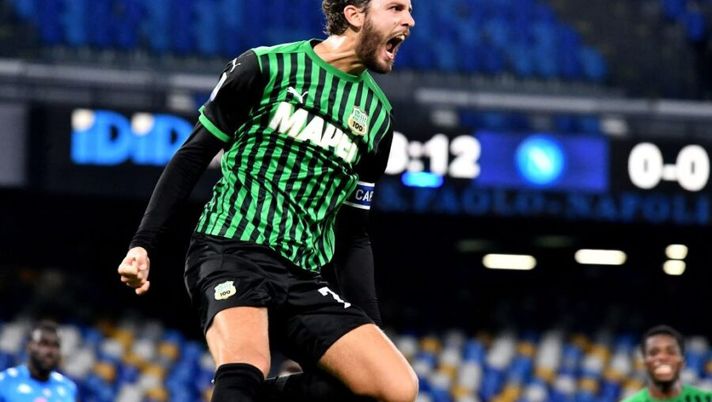 Sassuolo's Italian midfielder Manuel Locatelli celebrates after scoring during the Italian Serie A football match Napoli vs Sassuolo at the San Paolo stadium in Naples on November 1, 2020. (Photo by Tiziana FABI / AFP) (Photo by TIZIANA FABI/AFP via Getty Images) Sky: “Juve, l’offerta per Locatelli è di 25 milioni di parte fissa più bonus non sicuri” - immagine 1