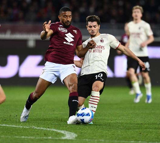 TURIN, ITALY - APRIL 10: Brahim Diaz of AC Milan competes for the ball with Bremer of Torino FC during the Serie A match between Torino FC v AC Milan on April 10, 2022 in Turin, Italy. (Photo by Claudio Villa/AC Milan via Getty Images)