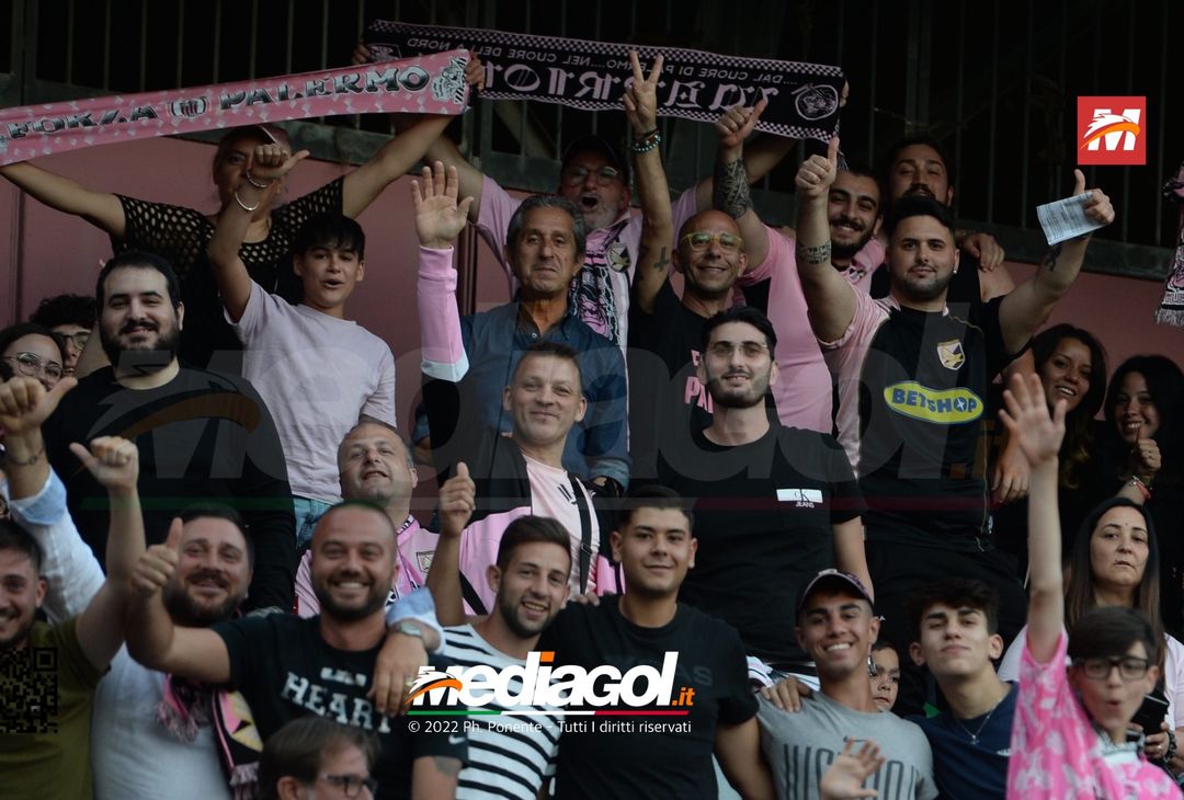Fototifo, i tifosi allo stadio per Palermo-Feralpisaló 1-0 (gallery) - immagine 127