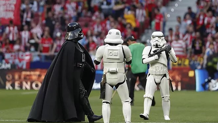 Guerre Stellari al derby di Madrid, Darth Vader prende il giro il pasillo al Real… - immagine 1