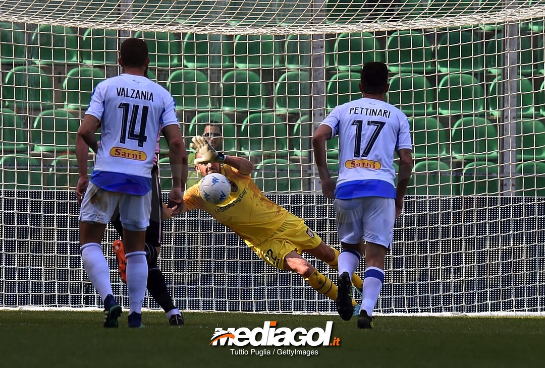  PALERMO, ITALY - APRIL 07: Alberto Pomini goalkeeper of Palermo saves a penalty during the serie A match between US Citta di Palermo and Pescara Calcio at Stadio Renzo Barbera on April 7, 2018 in Palermo, Italy.  (Photo by Tullio M. Puglia/Getty Images) 