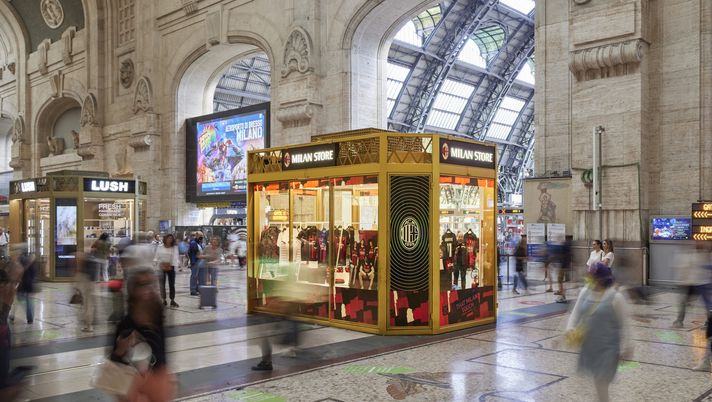 Milan, inaugurato il nuovo pop-up store rossonero nella stazione di Milano centrale (foto acmilan)