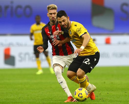 Confronto in mezzo al campo tra Arslan dell'Udinese e Castillejo del Milan Confronto in mezzo al campo tra Arslan dell'Udinese e Castillejo del Milan