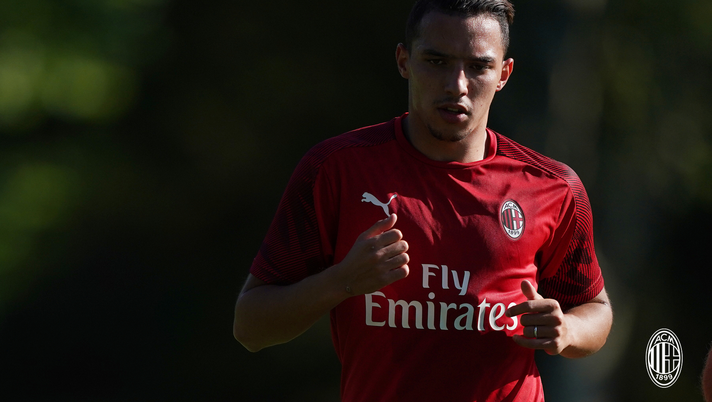 Ismael Bennacer in allenamento con il Milan a Milanello (credits: acmilan.com) 