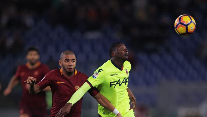 ROME, ITALY - NOVEMBER 06: Bruno Peres (L) of AS Roma competes for the ball with Umar Sadiq of Bologna FC during the Serie A match between AS Roma and Bologna FC at Stadio Olimpico on November 6, 2016 in Rome, Italy.  (Photo by Paolo Bruno/Getty Images) 