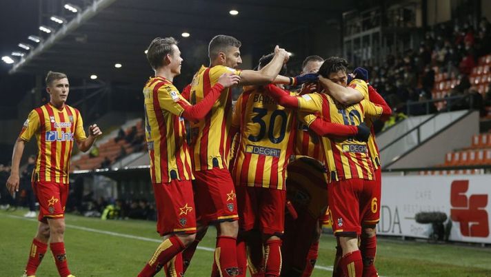 LA SPEZIA, ITALY - DECEMBER 16: Marcin Listkowski of US Lecce celebrates after scoring a goal during the Coppa Italia match between Spezia and Lecce at Stadio Alberto Picco on December 16, 2021 in La Spezia, Italy. (Photo by Gabriele Maltinti/Getty Images) Chi scende e chi sale nel Lecce: bene Falcone in porta, per Strefezza e Ceesay… - immagine 1