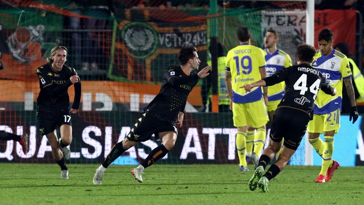 VENICE, ITALY - DECEMBER 11: Mattia Aramu of Venezia celebrates the equalizing goal during the Serie A match between Venezia FC and Juventus at Stadio Pier Luigi Penzo on December 11, 2021 in Venice, Italy. (Photo by Maurizio Lagana/Getty Images) Ex Toro, per Aramu è sempre derby: tre gol contro la Juventus fanno una prova… - immagine 1