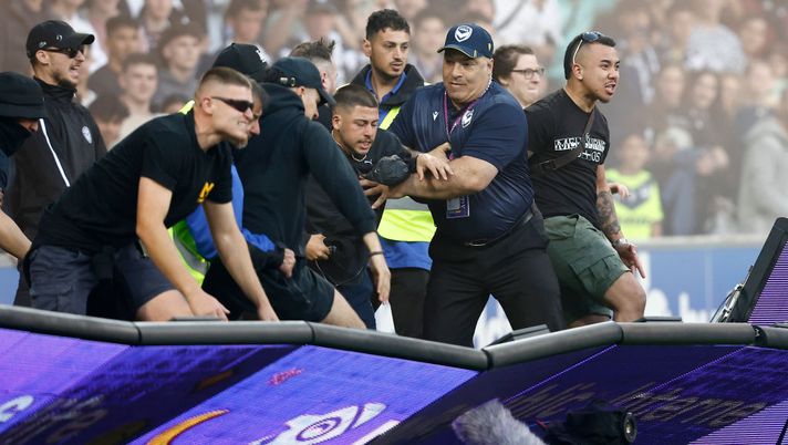 (Photo by Darrian Traynor/Getty Images) Derby di Melbourne, squalificati a vita due tifosi: invasione di campo e aggressione al portiere - immagine 1