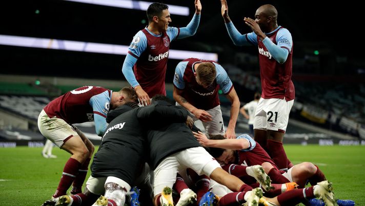 LONDON, ENGLAND - OCTOBER 18: Manuel Lanzini of West Ham United celebrates with teammates after scoring his team's third goal during the Premier League match between Tottenham Hotspur and West Ham United at Tottenham Hotspur Stadium on October 18, 2020 in London, England. Sporting stadiums around the UK remain under strict restrictions due to the Coronavirus Pandemic as Government social distancing laws prohibit fans inside venues resulting in games being played behind closed doors. (Photo by Matt Dunham - Pool/Getty Images) LONDON, ENGLAND - OCTOBER 18: Manuel Lanzini of West Ham United celebrates with teammates after scoring his team's third goal during the Premier League match between Tottenham Hotspur and West Ham United at Tottenham Hotspur Stadium on October 18, 2020 in London, England. Sporting stadiums around the UK remain under strict restrictions due to the Coronavirus Pandemic as Government social distancing laws prohibit fans inside venues resulting in games being played behind closed doors. (Photo by Matt Dunham - Pool/Getty Images)