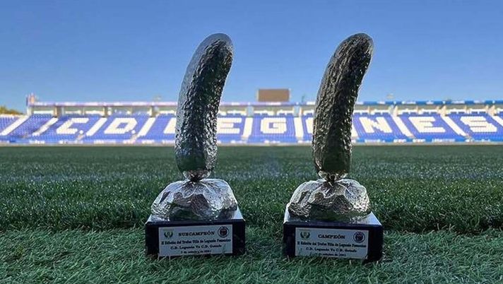 Il derby del cetriolo nel calcio femminile: ma quanto è brutto quel trofeo! - immagine 1