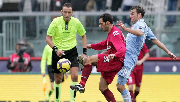 LIVORNO, ITALY - JANUARY 24: Claudio Bellucci of AS Livorno (L) in action against Hugo Campagnaro (R) of SSC Napoli during the Serie A match between Livorno and Napoli at Stadio Armando Picchi on January 24, 2010 in Livorno, Italy. (Photo by Gabriele Maltinti/Getty Images) LIVORNO, ITALY - JANUARY 24: Claudio Bellucci of AS Livorno (L) in action against Hugo Campagnaro (R) of SSC Napoli during the Serie A match between Livorno and Napoli at Stadio Armando Picchi on January 24, 2010 in Livorno, Italy. (Photo by Gabriele Maltinti/Getty Images)