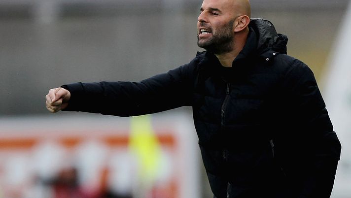 FROSINONE, ITALY - APRIL 09:  Frosinone Calcio head coach Roberto Stellone gestures during the Serie A match between Frosinone Calcio and FC Internazionale Milano at Stadio Matusa on April 9, 2016 in Frosinone, Italy.  (Photo by Paolo Bruno/Getty Images)  FROSINONE, ITALY - APRIL 09:  Frosinone Calcio head coach Roberto Stellone gestures during the Serie A match between Frosinone Calcio and FC Internazionale Milano at Stadio Matusa on April 9, 2016 in Frosinone, Italy.  (Photo by Paolo Bruno/Getty Images)