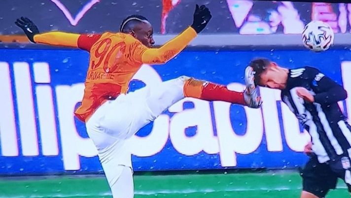 Il rosso a Diagne cambia il derby. Il rosso a Diagne cambia il derby.