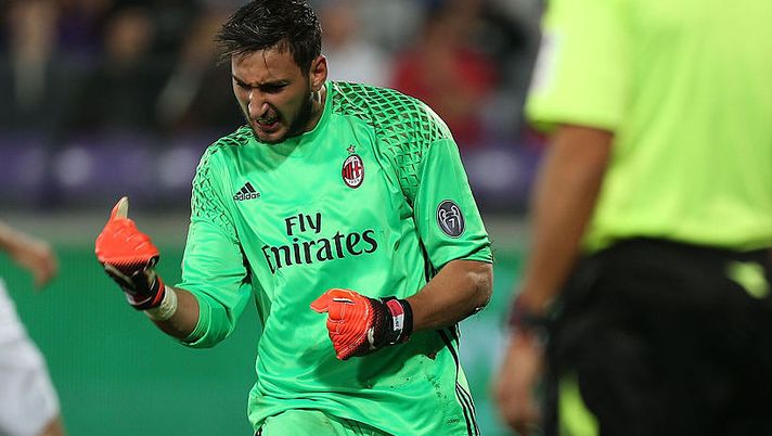 FLORENCE, ITALY - SEPTEMBER 25: Gianluigi Donnarumma goalkeeper of AC Milan celebrates after he saved a penalty kick from Josip Ilicic during the Serie A match between ACF Fiorentina and AC Milan at Stadio Artemio Franchi on September 25, 2016 in Florence, Italy. (Photo by Gabriele Maltinti/Getty Images) Donnarumma, il cognato esplode: “Milan, pagliacci!”. Ecco la verità sulla Juve - immagine 1
