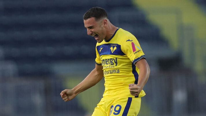 EMPOLI, ITALY - AUGUST 19: Federico Bonazzoli of Hellas Verona FC celebrates after scoring a goal during the Serie A TIM match between Empoli FC and Hellas Verona FC at Stadio Carlo Castellani on August 19, 2023 in Empoli, Italy. (Photo by Gabriele Maltinti/Getty Images) Bonazzoli: “Mi piace segnare ma sono più seconda punta. Verona? Voglio rimanere a lungo” - immagine 1
