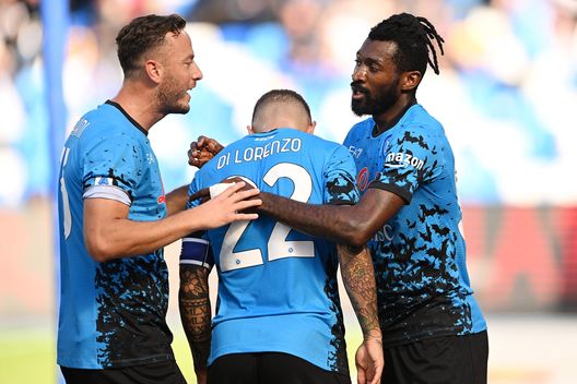 NAPLES, ITALY - OCTOBER 01: Andre Zambo Anguissa of SSC Napoli celebrates with teammates after scoring the second goal for his team during the Serie A match between SSC Napoli and Torino FC at Stadio Diego Armando Maradona on October 01, 2022 in Naples, Italy. (Photo by Francesco Pecoraro/Getty Images)