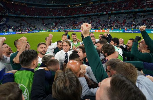 MUNICH, GERMANY - JULY 02: Head coach Italy Roberto Mancini and players of Italy celebrate at the end of the UEFA Euro 2020 Championship Quarter-final match between Belgium and Italy at Football Arena Munich on July 02, 2021 in Munich, Germany. (Photo by Claudio Villa/Getty Images) MUNICH, GERMANY - JULY 02: Head coach Italy Roberto Mancini and players of Italy celebrate at the end of the UEFA Euro 2020 Championship Quarter-final match between Belgium and Italy at Football Arena Munich on July 02, 2021 in Munich, Germany. (Photo by Claudio Villa/Getty Images)
