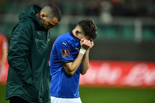 PALERMO, ITALY - MARCH 24: Giorgio Chiellini and Jorginho of Italy reacts at the end of the 2022 FIFA World Cup Qualifier knockout round play-off match between Italy and North Macedonia at Stadio Comunale Renzo Barbera on March 24, 2022 in Palermo, Italy . (Photo by Claudio Villa/Getty Images) PALERMO, ITALY - MARCH 24: Giorgio Chiellini and Jorginho of Italy reacts at the end of the 2022 FIFA World Cup Qualifier knockout round play-off match between Italy and North Macedonia at Stadio Comunale Renzo Barbera on March 24, 2022 in Palermo, Italy . (Photo by Claudio Villa/Getty Images)
