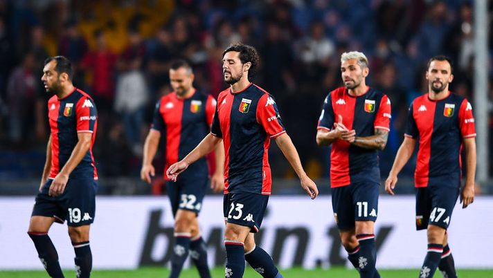 GENOA, ITALY - SEPTEMBER 25: Mattia Destro of Genoa (C) and his team-mates react with disappointment after Antonin Barak of Hellas Veronas goal during the Serie A match between Genoa CFC and Hellas Verona FC at Stadio Luigi Ferraris on September 25, 2021 in Genoa, Italy. (Photo by Getty Images) GENOA, ITALY - SEPTEMBER 25: Mattia Destro of Genoa (C) and his team-mates react with disappointment after Antonin Barak of Hellas Veronas goal during the Serie A match between Genoa CFC and Hellas Verona FC at Stadio Luigi Ferraris on September 25, 2021 in Genoa, Italy. (Photo by Getty Images)