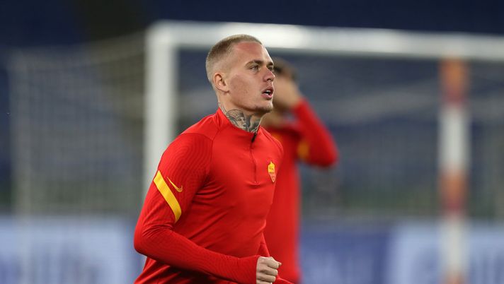 ROME, ITALY - DECEMBER 23: Rick Karsdorp of Roma warms up prior to the Serie A match between AS Roma and Cagliari Calcio at Stadio Olimpico on December 23, 2020 in Rome, Italy. Sporting stadiums around Italy remain under strict restrictions due to the Coronavirus Pandemic as Government social distancing laws prohibit fans inside venues resulting in games being played behind closed doors. (Photo by Paolo Bruno/Getty Images) ROME, ITALY - DECEMBER 23: Rick Karsdorp of Roma warms up prior to the Serie A match between AS Roma and Cagliari Calcio at Stadio Olimpico on December 23, 2020 in Rome, Italy. Sporting stadiums around Italy remain under strict restrictions due to the Coronavirus Pandemic as Government social distancing laws prohibit fans inside venues resulting in games being played behind closed doors. (Photo by Paolo Bruno/Getty Images)