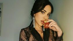 Marika Fruscio manda in delirio con la “mela del peccato”: e posa in lingerie