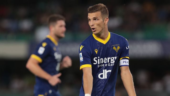 VERONA, ITALY - SEPTEMBER 04: Darko Lazovic of Hellas Verona gestures during the Serie A match between Hellas Verona and UC Sampdoria at Stadio Marcantonio Bentegodi on September 04, 2022 in Verona, Italy. (Photo by Emilio Andreoli/Getty Images) Formazione Verona: il ruolo di Lazovic, cosa filtra su Faraoni e la gestione di Verdi - immagine 1