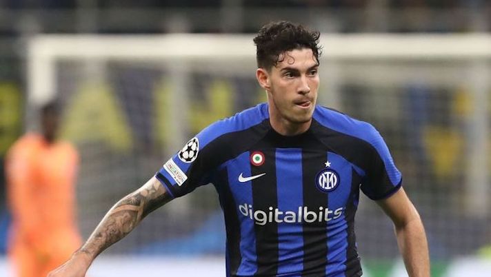 MILAN, ITALY - OCTOBER 04: Alessandro Bastoni of FC Internazionale in action during the UEFA Champions League group C match between FC Internazionale and FC Barcelona at San Siro Stadium on October 04, 2022 in Milan, Italy. (Photo by Marco Luzzani/Getty Images) Bastoni: “L’assist per Barella? Se non gliela passo si incazza, è una giocata collaudata” - immagine 1