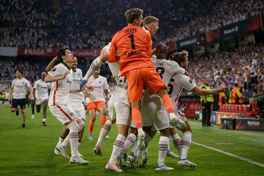 (Getty Images) Europa League, Ramsey sbaglia l’Eintracht batte ai rigori i Rangers e alza la coppa- immagine 2