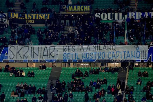 Inter striscione Skriniar