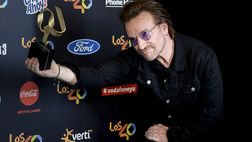 Bono Vox infiamma Napoli, il cantante degli U2 punzecchia: “Allergico alla Juve”