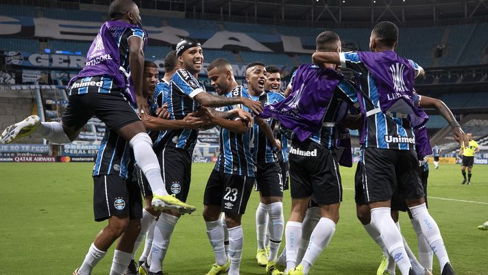 PORTO ALEGRE, BRAZIL - APRIL 14: Jean Pyerre of Gremio celebrates with teammates after scoring the first goal of his team during a third round second leg match between  Gremio and Independiente del Valle as part of Copa CONMBEOL Libertadores at Arena do Gremio on April 14, 2021 in Porto Alegre, Brazil. (Photo by Liamara Polli - Pool/Getty Images) 