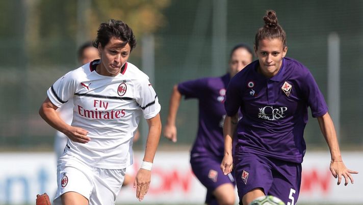 MILAN, ITALY - SEPTEMBER 30: Valentina Giacinti (L) of AC Milan is challenged by Alice Tortelli of Fiorentina Women's FC during the Serie A match between AC Milan Women and Fiorentina Women at Campo Sportivo Vismara on September 30, 2018 in Milan, Italy. (Photo by Emilio Andreoli/Getty Images) MILAN, ITALY - SEPTEMBER 30: Valentina Giacinti (L) of AC Milan is challenged by Alice Tortelli of Fiorentina Women's FC during the Serie A match between AC Milan Women and Fiorentina Women at Campo Sportivo Vismara on September 30, 2018 in Milan, Italy. (Photo by Emilio Andreoli/Getty Images)