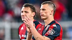 Genoa, il litigio per il rigore fra Retegui e Gudmunsson: il derby del lunedì si divide…