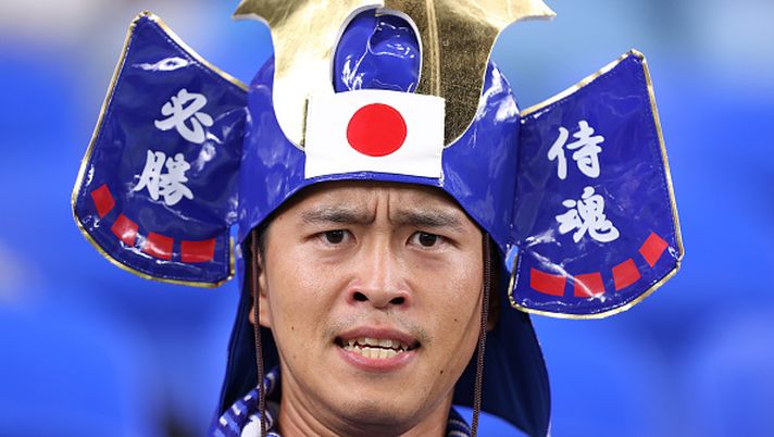 AL WAKRAH, QATAR - DECEMBER 05: A Japanese fan shows his support before the FIFA World Cup Qatar 2022 Round of 16 match between Japan and Croatia at Al Janoub Stadium on December 05, 2022 in Al Wakrah, Qatar. (Photo by Julian Finney/Getty Images) Origami nello spogliatoio dopo la sconfitta: il regalo d’addio del Giappone… - immagine 1