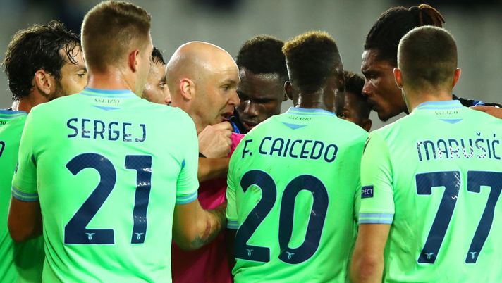 BRUGGE, BELGIUM - OCTOBER 28:  Players including Sergej Milinkovic-Savic, Felipe Caicedo, Adam Marusic, Marco Parolo and Francesco Acerbi of SS Lazio confront match referee Anthony Taylor after a Club Brugge KV penalty was awarded after a VAR check during the UEFA Champions League Group F stage match between Club Brugge KV and SS Lazio at Jan Breydel Stadium on October 28, 2020 in Brugge, Belgium.  (Photo by Dean Mouhtaropoulos/Getty Images) 