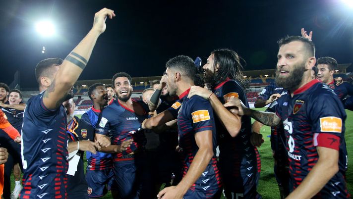 COSENZA, ITALY - JULY 31: Players of Cosenza celebrate during the serie B match between Cosenza Calcio and SS Juve Stabia at Stadio San Vito on July 31, 2020 in Cosenza, Italy. (Photo by Maurizio Lagana/Getty Images for Lega Serie B) COSENZA, ITALY - JULY 31: Players of Cosenza celebrate during the serie B match between Cosenza Calcio and SS Juve Stabia at Stadio San Vito on July 31, 2020 in Cosenza, Italy. (Photo by Maurizio Lagana/Getty Images for Lega Serie B)
