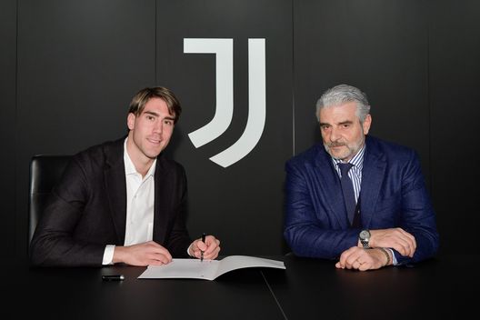 TURIN, ITALY - JANUARY 28: Dusan Vlahovic, pictured with Maurizio Arrivabene, signing with Juventus on January 28, 2022 in Turin, Italy. (Photo by Daniele Badolato - Juventus FC/Juventus FC via Getty Images) Arrivabene chiarisce: “Vlahovic voleva solo la Juve. Accordo precedente? Falso”- immagine 2