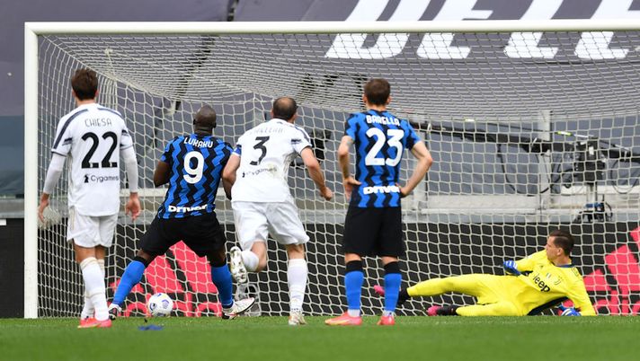 TURIN, ITALY - MAY 15: Romelu Lukaku of FC Internazionale scores their side's first goal from the penalty spot past Wojciech Szczesny of Juventus during the Serie A match between Juventus and FC Internazionale at on May 15, 2021 in Turin, Italy. Sporting stadiums around Italy remain under strict restrictions due to the Coronavirus Pandemic as Government social distancing laws prohibit fans inside venues resulting in games being played behind closed doors. (Photo by Valerio Pennicino/Getty Images) TURIN, ITALY - MAY 15: Romelu Lukaku of FC Internazionale scores their side's first goal from the penalty spot past Wojciech Szczesny of Juventus during the Serie A match between Juventus and FC Internazionale at on May 15, 2021 in Turin, Italy. Sporting stadiums around Italy remain under strict restrictions due to the Coronavirus Pandemic as Government social distancing laws prohibit fans inside venues resulting in games being played behind closed doors. (Photo by Valerio Pennicino/Getty Images)