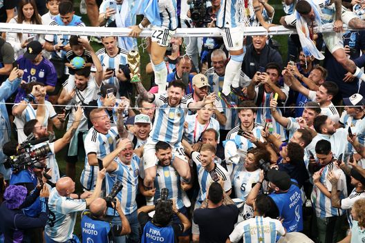 (Photo by Alex Pantling/Getty Images) argentina maradona messi