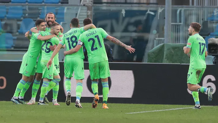 Atalanta - Lazio, Muriqi festeggiato dai compagni