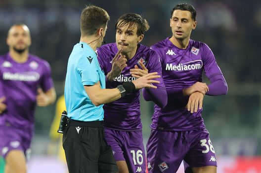 FLORENCE, ITALY - FEBRUARY 23: Benoît Bastien referee and Luca Ranieri of ACF Fiorentina reacts during the UEFA Europa Conference League knockout round play-off leg two match between ACF Fiorentina and Sporting Braga at Stadio Artemio Franchi on February 23, 2023 in Florence, Italy. (Photo by Gabriele Maltinti/Getty Images) Da riserva, a titolare in finale: Ranieri si scalda per la gara contro l’Inter- immagine 2