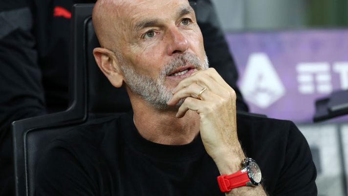 MILAN, ITALY - MAY 03: Stefano Pioli, Head Coach of AC Milan, looks on prior to the Serie A match between AC Milan and US Cremonese at Stadio Giuseppe Meazza on May 03, 2023 in Milan, Italy. (Photo by Marco Luzzani/Getty Images) Pioli: “Siamo delusi, così non arrivi fra le prime quattro. Su Leao e Giroud…” - immagine 1