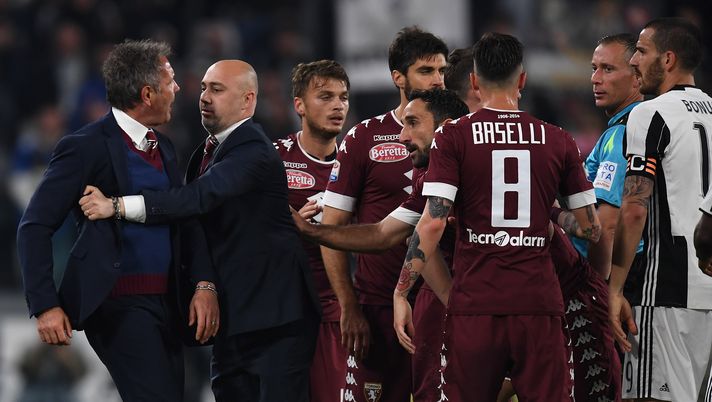 TURIN, ITALY - MAY 06:  FC Torino head coach Sinisa Mihajlovic reacts to referee Paolo Valeri during the Serie A match between Juventus FC and FC Torino at Juventus Stadium on May 6, 2017 in Turin, Italy.  (Photo by Valerio Pennicino/Getty Images) 