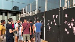 Palermo, lunga coda di tifosi per lasciare la propria impronta sul murales. Le foto