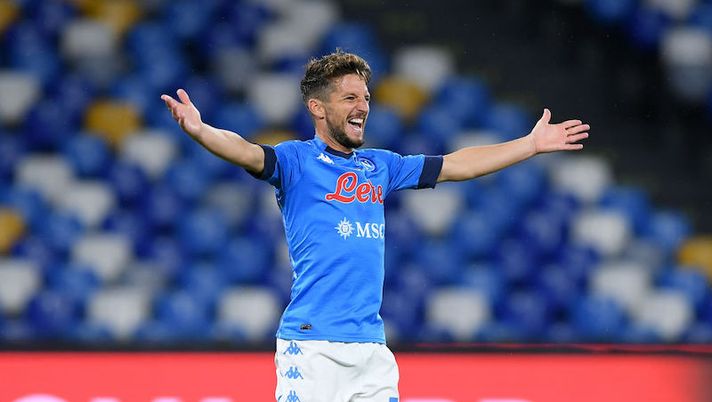 NAPLES, ITALY - SEPTEMBER 27: Dries Mertens of SSC Napoli celebrates after scoring the 3-0 goal during the Serie A match between SSC Napoli and Genoa CFC at Stadio San Paolo on September 27, 2020 in Naples, Italy. (Photo by Francesco Pecoraro/Getty Images) Mertens: “A Napoli sono un re! Futuro? Ho deciso solamente una cosa” - immagine 1